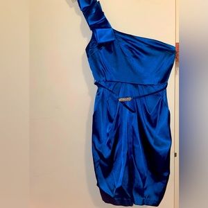 Chic Blue One-Shoulder Short Dress with Pockets - Effortlessly Stylish.